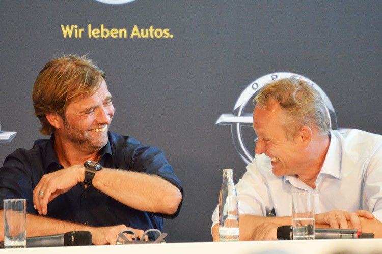 BVB-Trainer Jürgen Klopp (links) und der Trainer des SC Freiburg Christian Streich hatten Spaß. Klopp: „Man hat das Gefühl, die ganze Welt verkauft keine Autos mehr – aber Opel haut sie raus.“ (Foto: Rehberg)