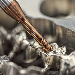 Mikrowerkzeuge: Für die Uhrenindustrie, für Aero­space, Medizintechnik, Automotive und die optische Industrie produziert HPTec Präzisionswerkzeuge mit 0,05 bis 10 mm Durchmesser.  