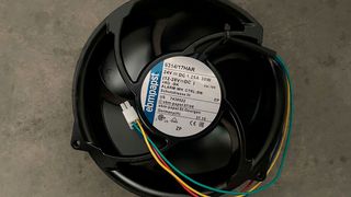 Zu den Aktivitäten der Fälscher von Ebm-Papst-Ventilatoren gehörte der Kauf von Originalen, auf die gefälschte Etiketten aufgebracht wurden, sowie die Aufarbeitung von gebrauchten oder unbenutzten Ventilatoren alter Bauart, die dann als neu angeboten wurden. (Bild: Ebm-Papst)