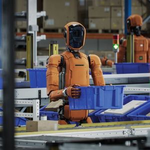 Ziel bei der Entwicklung humanoider Roboter ist es, dass sie sich selbstständig in komplexen und sich verändernden Umgebungen bewegen können.(Bild:  reichelt/Getty)