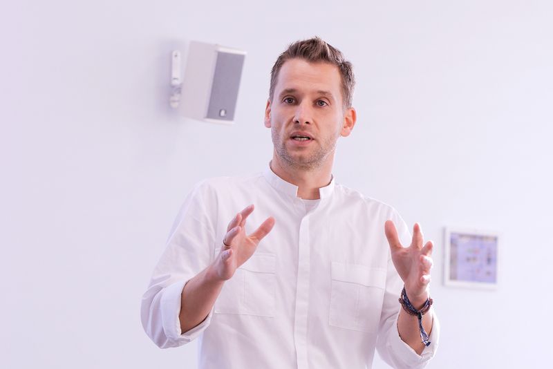 Yannic Tremmel, The Digital Architects GmbH Unternehmen denken laut Yannic Tremmel noch viel zu oft in den eigenen Produkten. In seinem Barcamp diskutierte er mit den Teilnehmern darüber, wie sie durch digitale Services weg vom Produktdenken hin zum Kundendenken kommen. Außerdem plädierte er dafür, dass sich Unternehmen vom klassischen Silo-Denken verabschieden müssen.  (marconomy © Andreas Burkhardt )