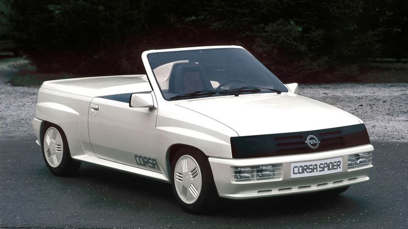 Auf dem Genfer Autosalon im März 1982 präsentierte Opel den Corsa Spider, einen Vorläufer des neuen Kleinwagens. Zum ersten Mal wurde der Name Corsa verwendet und so die Reaktion in der Öffentlichkeit getestet. Der Spider wurde von Generaldirektor Gordon Brown und seinem Team gebaut. Browns Bedingung für die Studie war, dass sie innerhalb eines Monats entwickelt werden sollte. Der Leiter des Designstudios, Hideo Kodama, war zusammen mit Mark Jordan, Tony Hatter und Joge Nagashima für das Karosseriedesign verantwortlich. Chris Bangle war für die Innenausstattung verantwortlich. (Bild: Opel)