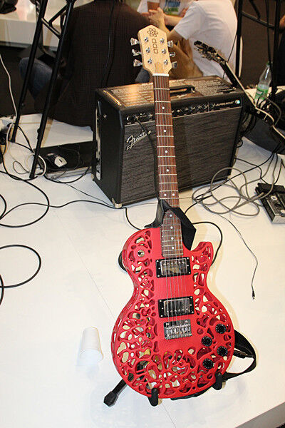 Am offiziellen Stand von 3D-Systems fand man bei dieser gedruckten E-Gitarre, nach Bauart Les Paul, eine Lösung um auch dem heißesten Rocksound die nötigen Coolness zu verschaffen. (Bild: Sonnenberg)