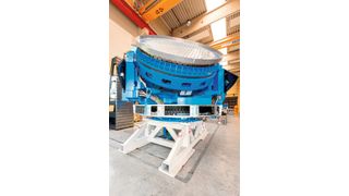 Die Antennenplatte wird mit verschiedensten Leitungen und Medien versorgt, beispielsweise für die Luft- und Wasserzuführung, Glasfaserleitungen, Kabel für die Motoren sowie Hochspannungs- und Signalleitungen. (Bild: Andrea Höglinger-Mager)