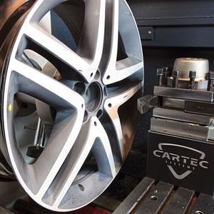 Ein Laser scannt die Felge und ermittelt ihre Form und die Unwucht sowie die Lage und Größe des Schadens.(Bild:  Rosenow – »kfz-betrieb«)