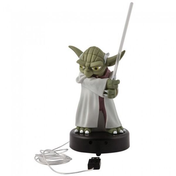 Der perfekte Wächter für Ihren Schreibtisch: Sobald Yoda eine Bewegung registriert, leuchtet das Lichtschwert auf und Yoda macht sich mit einem seiner legendären Sprüche bemerkbar. Der Anschluss ist über USB möglich, den Yoda-Tischwächter gibt es für 35,54 Euro plus Versand bei hammerstark.com. (Bild: www.hammerstark.com)