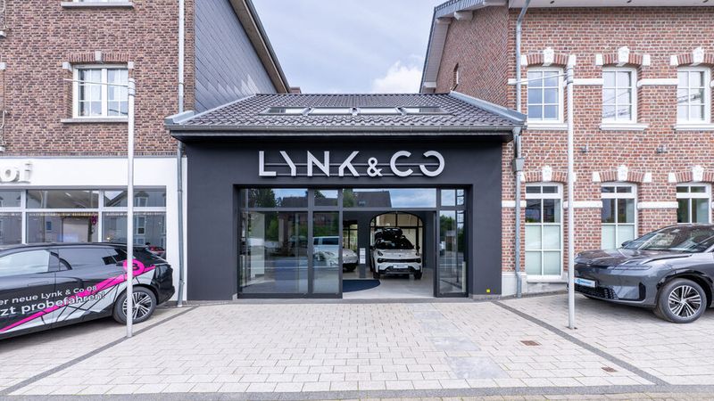 Der neu eröffnete Lynk & Co-Showroom vom Autohaus Bischof in Übach-Palenberg. (Bild: SEBASTIAN FIEBAK)
