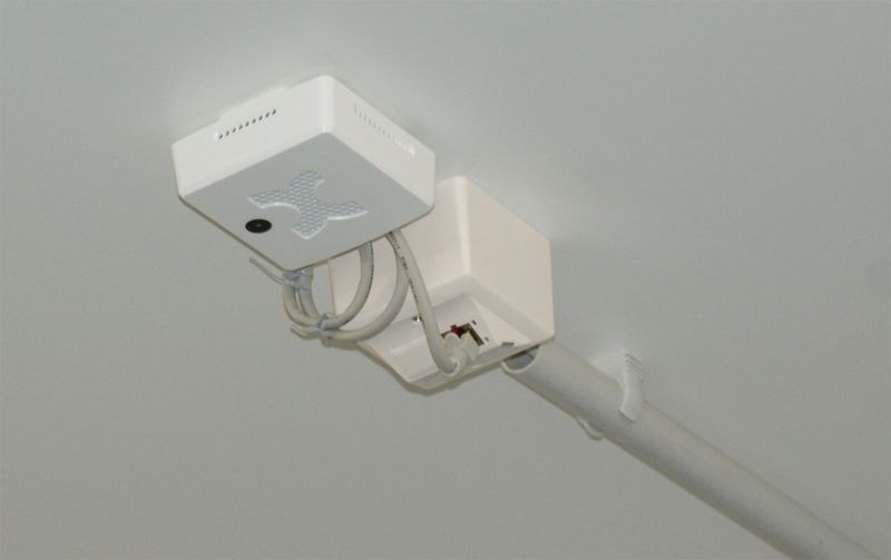 Unter der Decke ist in jedem Technikraum ein Multisensor von Kentix angebracht. Das Kentix-System ersetzt in diesem Fall eine Vesda ( very early smoke detection apparatus). Die sensoren können Partikel von verschmorenden Kabeln von üblicher Verschmutzung unterscheiden, registrieren Bewegungen und Temperaturschwankungen. Fehlalarme seien praktisch ausgeschlossen, versichert der Hersteller. Es versteht sich, dass die Multisensoren mit der entsprechenden Software preislich günstiger als Vesdas sind.  (Ulrike Ostler/Vogel IT-Medien GmbH)