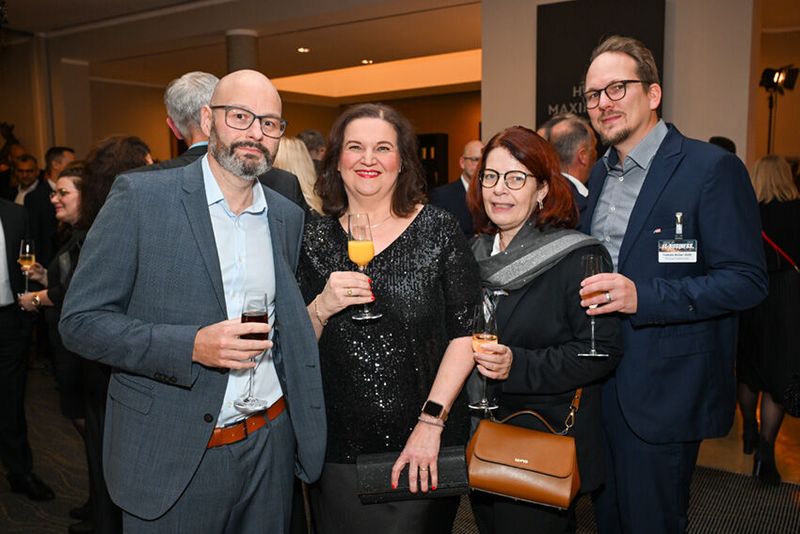(v. l.) Markus Sauren (ZyXEL), Lilli Kos (IT-BUSINESS), Bianca Hake-Varenkamp und Tobias Kolar-Zett (MICHAELTELECOM) (Bild: Hannes Magerstädt)