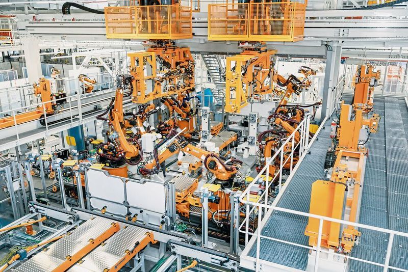 Automatisierung in der Manufaktur: Für den E-Tron GT entsteht ein eigener Karosseriebau – mit einem Automatisierungsgrad von 80 Prozent. (Matt Stark/Audi)