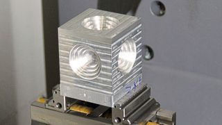 Die Bearbeitung dieses Testbauteils wurde fünfmal über jeweils vier Stunden, inklusive Verweilzeiten im NC-Programm wiederholt, das gesamte Bauteil musste bei den Form- und Lagetoleranzen innerhalb von 3 Mikrometern liegen. (Bild: Fehlmann)