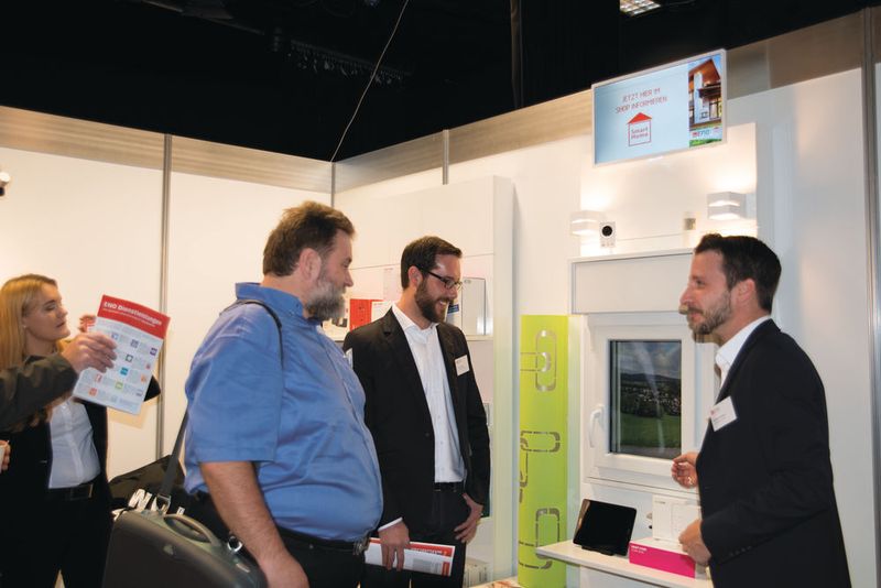 Thorsten Isensee von ENO (rechts) erläutert das Smart Home Modul des neuen Shop-Konzeptes. (52Grad Wagner Deters-Prohl GbR)