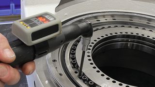 Bild 1: Der Drehtisch der Fräsmaschine HPM 450 U hat etwa 540 Schrauben. Hier wird der äußere Ring des C-Achsen-Lagers montiert, das mit 44 Schrauben im Gehäuse fixiert wird. (Bild: Atlas Copco Tools)