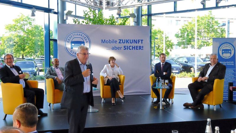 Präsident Ralf Herrmannsdorf (vorne) stellt die Podiumsrunde vor: (v. l.) Prof. Antonio Hurtado, VDA-Präsidentin Hildegard Müller, Sachsens Ministerpräsident Michael Kretschmer und Michael Schneider, Vizepräsident des Landesverbands. (Bild:  Zietz – VCG)