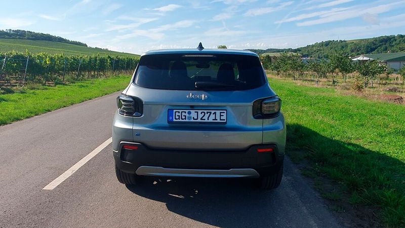 3. Das Jeep-Design: Die Zeiten, in denen sich das Design der Elektromodelle eines Herstellers radikal von dem der Verbrennermodelle unterschieden hat, sind zum Glück vorbei. Optisch reiht sich der Avenger harmonisch in die Jeep-Modellfamilie ein. Das Design ist gefällig, die Schweinwerfer sind wie beim Jeep Compass eckig. Die SUV-Gene sind mit dem Unterbodenschutz, der praktischen Kunststoffbeplankung, der großzügigen Bodenfreiheit und dem kantigen Design unverkennbar. (Bild: Mauritz – VCG)