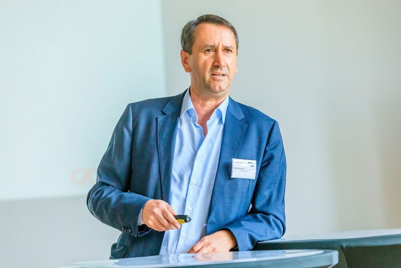 In seiner Keynote zeigte Jürgen Wiederroth, Managing Director bei Crayon Deutschland, auf, welche Schlüssel-Prozesse im Software Asset Lifecycle zu beachten sind und wie man mit Intelligent Automation im Wareneingangsprozess häufige Herausforderungen bewältigt. (Kiwiko)