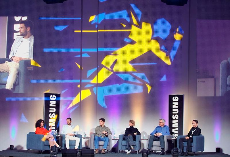(V. l.) Moderatorin Evren Gezer leitet die Panel-Diskussion über KI im Sport mit Sportjournalist Marcel Fehr, Matthias Steiner (Olympiasieger im Gewichtheben), Jasmin Haasbach (VP bei ESL faceit), Gordon Herbert (Trainer der deutschen Basketballweltmeister 2023) und Michael Müller (Head of Brand Activation bei Samsung). (Bild: Samsung)