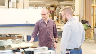 Von links: Markus Hermann ist Geschäftsführer bei Müller Manufaktur. Neben ihm steht Matthias Schmider, Produktmanager bei Schmalz. Beide verfolgen, wie gut die Schmalz-Blocksauger an der SCM-CNC-Bearbeitungsanlage funktionieren, die die Originalsaugsysteme allmählich ersetzen sollen. (Bild: Schmalz)