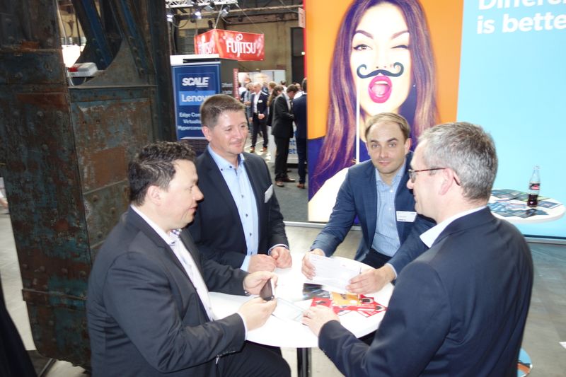 Beim Vorbeihuschen schnell aus der Hüfte das ACER-ALSO Team festgehalten. (Bild: IT-BUSINESS)