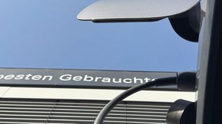 Meist sehr hohe Standtage und Verluste vielerorts: So gestaltet sich das Geschäft mit gebrauchten E-Autos bei vielen Händlern, wie eine Umfrage von »kfz-betrieb« zeigt. (Bild: Achter – VCG)