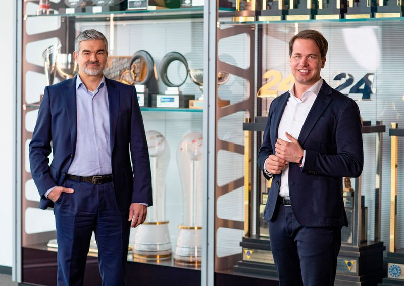 Dieter Gass (links) übergibt seine Aufgaben als Audi-Motorsportchef an Julius Seebach (rechts). (Bild: Auto-Medienportal.Net/Audi)