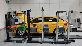 Diese sechs Scheinwerfereinstell-Prüfgeräte stehen stellvertretend für das Angebot an digitalen SEPs. Das Trainingszentrum des Kraftfahrzeugtechnischen Institut und Karosseriewerkstätte, kurz KTI, hat sie einem ausführlichen Praxisvergleich unterzogen. Und dabei interessante Erkenntnisse gewonnen. (Bild: Dominsky – VCG)