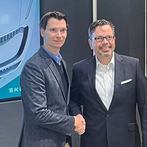 Staffelübergabe: Jan-Hendrik Hülsmann (l.) wechselt nach drei Jahren an der Spitze des Importeurs nach Wolfsburg. Von dort kommt sein Nachfolger: Frank Barwasser.(Bild:  Grimm – VCG)