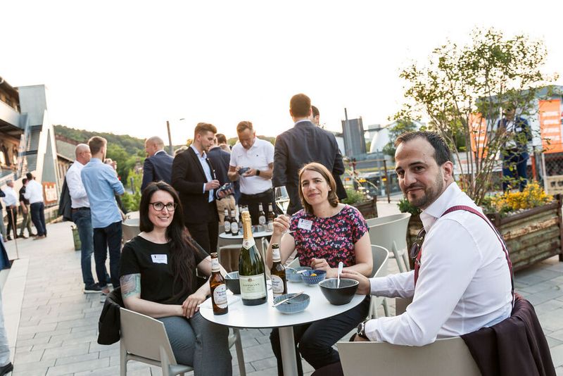 Sekt oder Bierchen? Egal, es galt die Top-Platzierung zu feiern. (Stefan Bausewein)