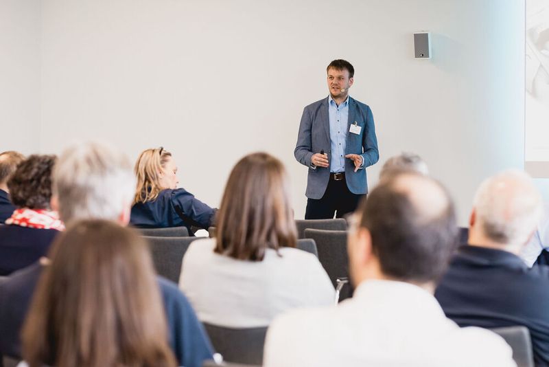 Nach der Pause starteten die Workshops. Der erste Workshop von Henning Drever von Keymkr richtete sich an die gesamte Teilnehmerzahl. Durch Abfrage eines Stimmungsbildes verschaffte er sich einen Überblick darüber, wo die einzelnen Hersteller momentan stehen und wie deren Stand zum Device Requirement Management ist.  (Bild: Stefan Bausewein)