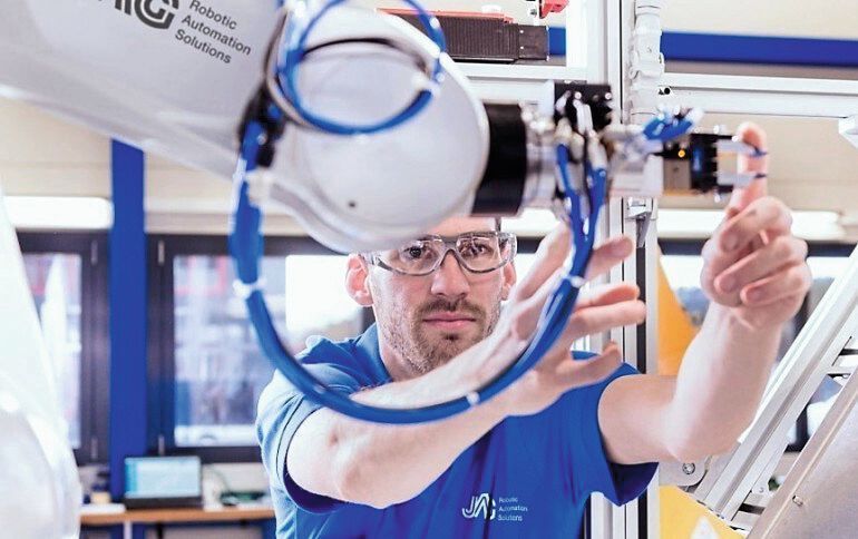 JAG concentre ses activités robotiques sur le site de Porrentruy où elle a mis en place au cours des 7 dernières années, dans sa propre succursale, un centre de compétence pour la robotique et l’automation industrielle. (JAG Jakob SA)