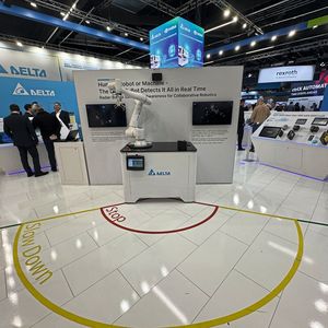 D-Bot-Cobot und Waveye-Radar teilen sich den Arbeitsraum mit Werkerinnen und Werkern, ohne starre Schutzzäune und mit angepasster Geschwindigkeit.(Bild:  mc/VCG)