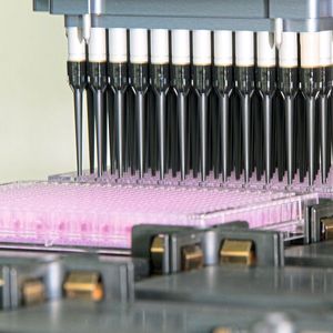 Automatisierte Pipettierplattform zur Vorbereitung von Hochdurchsatz-Biotests