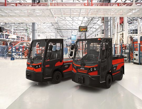 Linde-MH hat sich für Transportaufgaben Neues einfallen lassen. Dazu gehören etwa der Elektroschlepper P250 (rechts) und der Plattformwagen W30 (links). Auch ein kräftiger Stapler mit Verbrennungsmotor reiht sich bei den Innovationen ein. Lesen Sie mehr darüber... Linde-MH hat sich für Transportaufgaben Neues einfallen lassen. Dazu gehören etwa der Elektroschlepper P250 (rechts) und der Plattformwagen W30 (links). Auch ein kräftiger Stapler mit Verbrennungsmotor reiht sich bei den Innovationen ein. Lesen Sie mehr darüber...