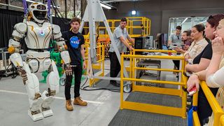 Die Batterien von Valkyrie ermöglichen etwa eine Stunde autonomen Betrieb. Der Roboter ist zudem mit PMD-Sensoren ausgestattet.  (Bild: NASA/JSC)