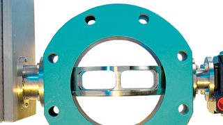 Knickstab-Druckentlastung offen. Die Sicherheitsarmaturen sind standardmäßig in Nenngrößen von 25 bis 1500 Millimetern und auch mit sehr niedrigen Ansprechdrücken von weniger als 0,1 bar lieferbar. Flanschanschlüsse und Gehäuseabmessungen sind gemäß ANSI 150 oder DIN PN 10 ausgeführt. (Borman & Neupert by BS&B)