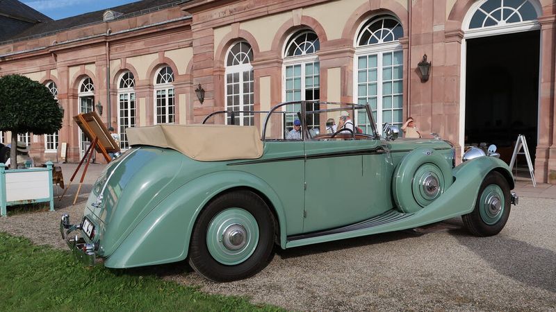 Bei diesem Bentley 4,25 Liter, gebaut von Vanden Plas, ist die seltene Position der Winker in den Türen bemerkenswert. (Bild: Peter Diehl)