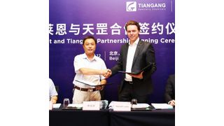 Martin John, Vice President BL Performance Additives von Clariant, und Yuqing Li, General Manager von Tiangang, nach der Unterzeichnung des Joint Venture Vertrags für die Produktion von High-End-Polymeradditiven in China.  (Clariant)