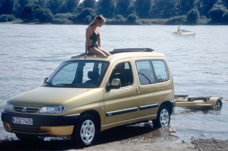 Citroën war mit dem Berlingo der erste Anbieter einer neuen Klasse von Hochdachkombis, deren Grundfläche etwa der eines VW Golf entspricht, die aber dem Fahrer eine erhöhte Sitzposition bieten und durch eine höhere Karosserie über die ganze Innenraumlänge ein sehr großes Volumen haben. Der Berlingo und der baugleiche Peugeot Partner werden mittlerweile in der dritten Generation gefertigt und waren bzw. sind Vorbild für diverse andere Hersteller. (Citroën)