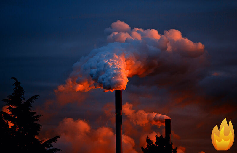 Platz 8: Biogene Festbrennstoffe & Klärschlamm (Industrie), 7,2 Mio. t CO2-Äq. Industrieanlagen, die biogene Festbrennstoffe und Klärschlamm statt fossile Brennstoffe verheizen, sparten 7,2 Mio. t CO2-Äq. ein.   Von Treibhausgasen abgesehen, stellt auch Feinstaub aus Kohlekraftwerken eine Gefahr für die Gesundheit dar. (Bild: Pixabay/JuergenPM)