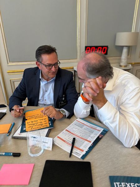 Der Executive Summit bietet viel Raum für intensiven Austausch: hier Gerry Steinberger von HPE und Dr. Thomas Simon, IT-Haus (Bild: Vogel IT-Medien)