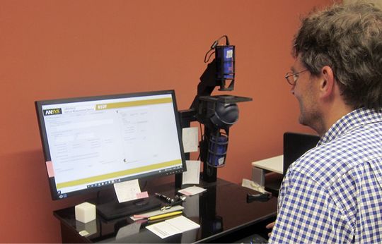 Matthias Noak, Leiter des Optiklabors, bereitet am Leitrechner eine ausgeführte Streulichtmessung auf – eines der Hauptbestandteile des Materialmodells. Rechts neben dem Monitor, ein Spektrometer. (Bild: Digital Engineering Magazin)