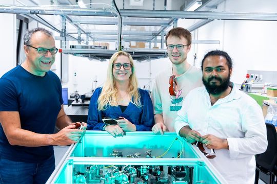 V.l.: Rolf Breinbauer, Birgitta Schultze-Bernhardt, Clemens Hofmann und Mithun Pal stehen am UV-Breitband-Spektrometer. (Bild:  Wolf - TU Graz)