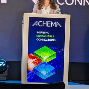 Simone Angster (Head of Communication, Dechema) eröffnet die Pressekonferenz.(Bild:  Ernhofer / PROCESS)