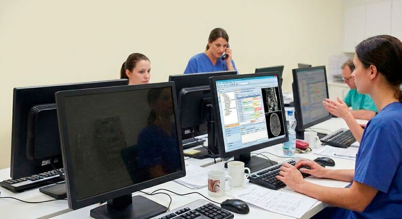 Das KIS bildet das digitale Rückgrat eines jeden Krankenhauses. Bei der Wahl des „richtigen“ KIS schwingt daher immer auch eine politische Komponente mit.(Bild:  Gemini / KI-generiert)