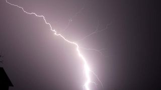 Knapp zwei Mio. Blitze schlagen jährlich in Deutschland ein. In Städten können noch in 700 Metern Entfernung von der Entladung Computer zerstört werden, wenn der Blitz nicht abgefangen und abgeleitet wird (Archiv: Vogel Business Media)