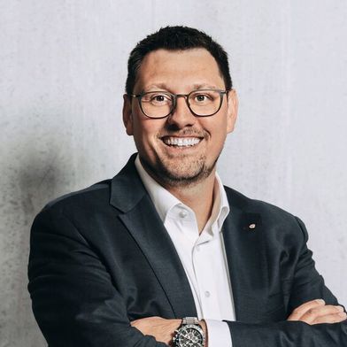 Kai Pieronczyk ist Geschäftsführer und Group CFO der Schwäbische Werkzeugmaschinen GmbH. Die Schwäbische Werkzeugmaschinen GmbH (SW) hat ihren Firmensitz in Schramberg-Waldmössingen, Deutschland. Das Unternehmen wurde 1995 ausgegründet und hat sich auf die Entwicklung und Herstellung hochpräziser CNC-Bearbeitungszentren spezialisiert, insbesondere im Bereich der Mehrspindel-Technologie. Diese Maschinen finden Anwendung in verschiedenen Industriezweigen, darunter die Automobilbranche, der Bau und die Medizintechnik. (Bild: Schwäbische Werkzeugmaschinen GmbH)
