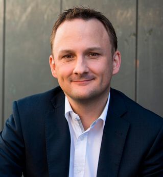 „Der Kunde ist im Mittelpunkt! Das liest sich als Standard-Floskel in vielen Leitbildern. Mittels der Erkenntnisse des Neuromarketings wird man tiefer in die Psychologie des Kunden eintauchen. Denn auch im B2B-Marketing sind die Entscheider Menschen mit eigenen Bedürfnissen, Wünschen und Antrieben. Spricht man hier besser und auf einer tieferen Ebene an, ist man wirkungsvoller. On- und offline.“
Stefan Dudas, Leadership-Experte für Sinngebung, Speaker, Berater, Autor (Dudas)