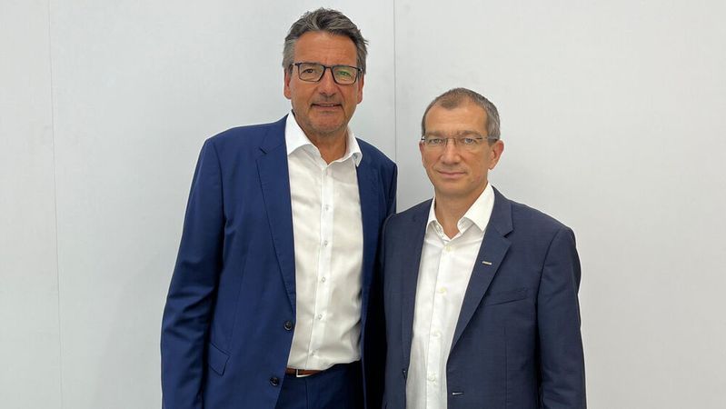 Klaus Kluger (links) zusammen mit Stéphane Chômienne. (Bild:  Omron)