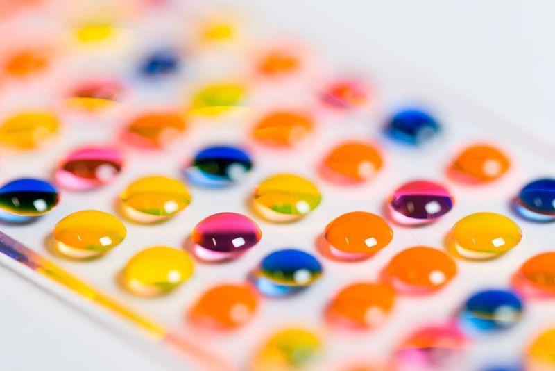 Array aus Mikrotröpfchen mit verschiedenen Reagenzien auf der Synthese-Plattform des chemBIOS Chips. (Maximilian Benz, KIT)