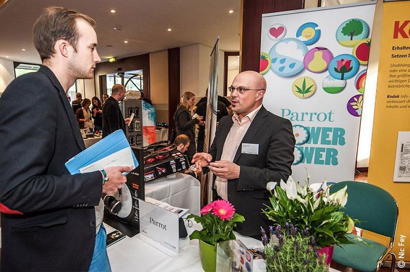 Carmelo Palumbo (re.), Key Account Manager Retail bei Parrot, erläutert Felix Scholz vom CPN-Partner JessenLenz das Thema Pflanzenüberwachung via  iOS- und Android. (CPN IT-Verbundgruppe)